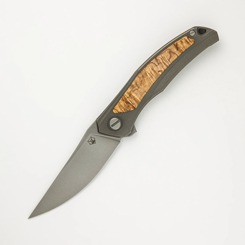 Ursus Quantum - Cromax PM Blade - Titanium Handle - Curly Birch Inlay - MRBS - Wood Variant:Pattern 1